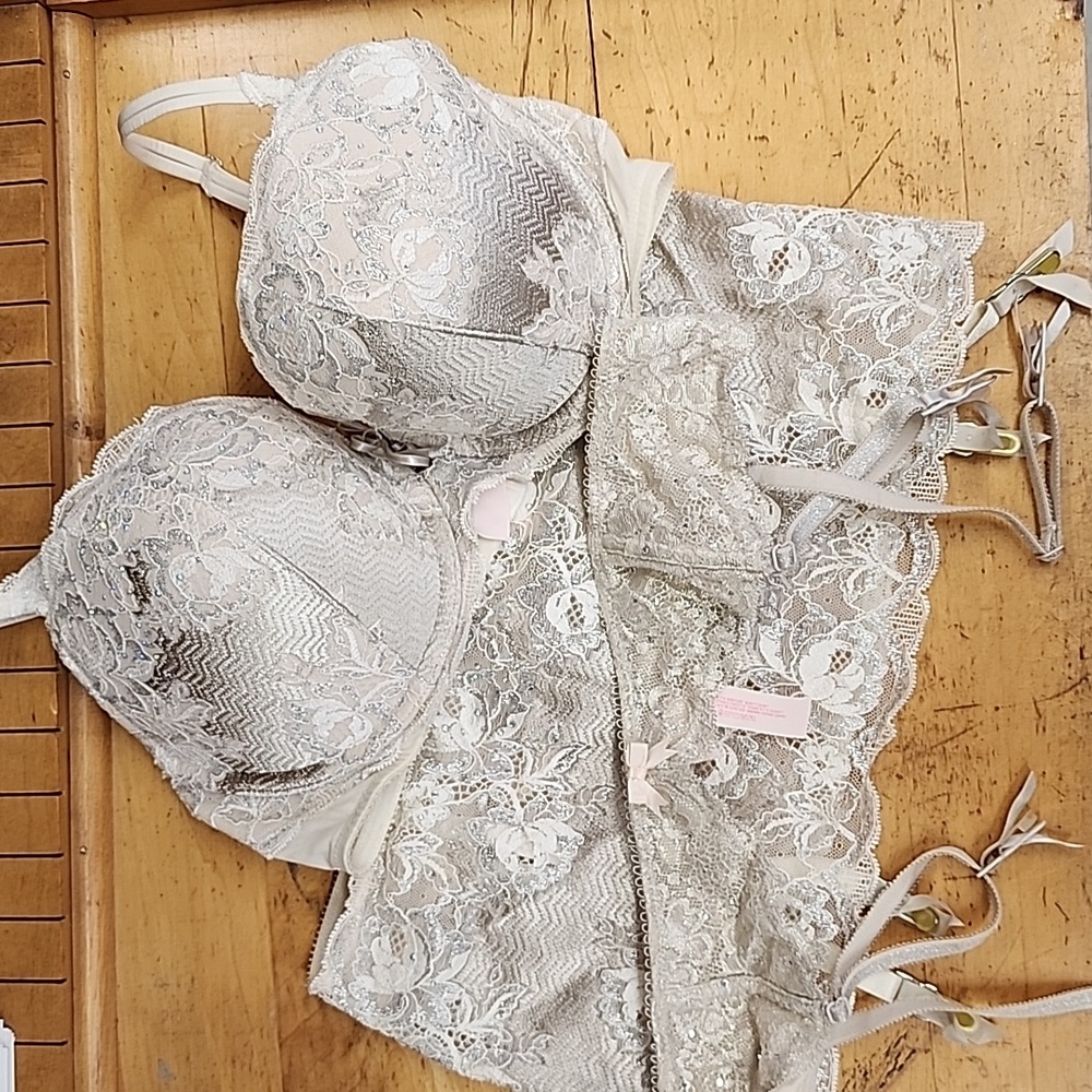 Victoria's Secret Dream Angels Very sexy bra, garter thong lingerie set